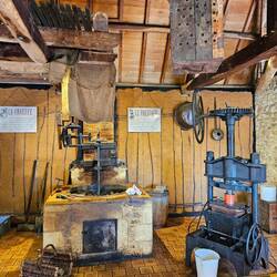 Hier werden die gepressten Walnüsse erhitzt um dann das Öl auszupressen