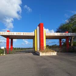 Im Nordosten von Antigua eine fehlgegangene Investionsbemühung. Business Park ohne Businesses