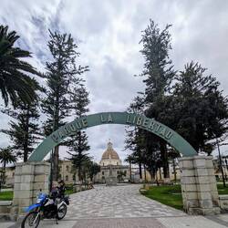 Freiheitspark mit Polizistin und Kathedrale