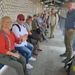 Es ist 14.00 Uhr und wir sollen unsere Autos bekommen. Aufregend