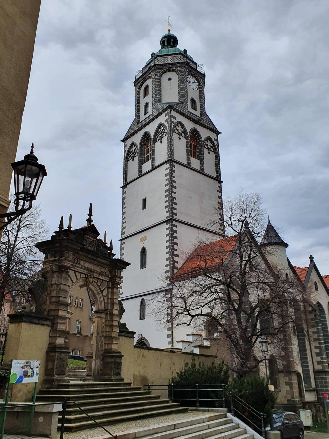 Frauenkirche mit Tuchmachertor