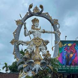 Riisigi Statue uf em Chreisel ☺️