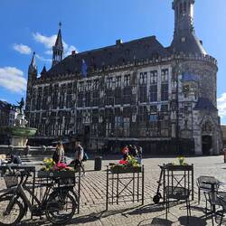 ... vor dem prächtigen Aachener Rathaus ...