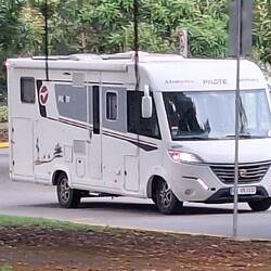 Endlich. Vera kommt mit unserer Madmoiselle zurück.