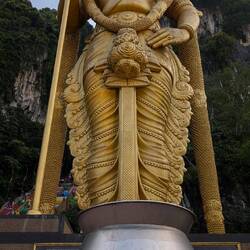 Die drei Meter hohe Spendenbüxe macht alles schöner