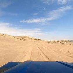 Die Straße führt schließlich zur Küste