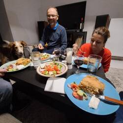 Ioannis hat uns abgeholt und Mary wartet schon mit dem Essen auf uns.... Pastitsio und Grieß Kuchen