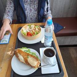 Viel zu früh da. Da bleibt genug Zeit noch ein bisschen Geld auszugeben