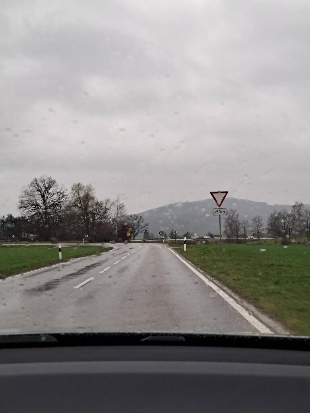 Bei strömendem Regen machen wir uns auf den Weg zum Flughafen