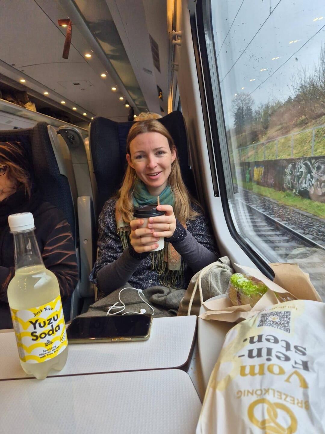Nochli fuul im Zug mit Zmorge