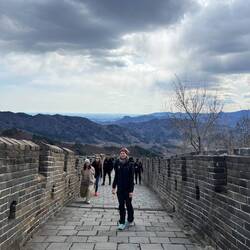 Im Hintergrund sieht man Peking am Horizont