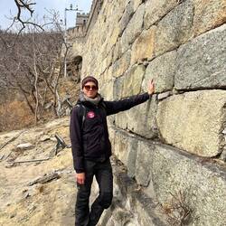 Ein Geocache versteckt sich in der Außenmauer