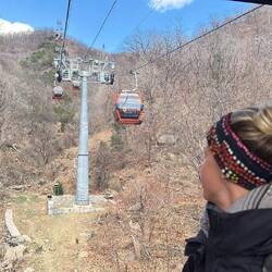 Mit der Seilbahn geht es 300m bergauf