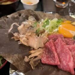 Levende mad! Aj, ikke ægte. Det er bare bonita flakes (tynd tørret fisk),som bevæger sig af varmen