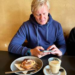 Hyggeligste lille café med den BEDSTE kaffe og kardemommesnurrer 😍 Brian skriver til Find Penguins😉