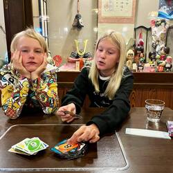 Ollie keeeder sig, fordi han tævede os alle lynhurtigt i Uno 😅