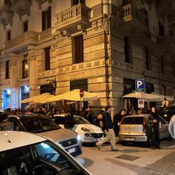 Gut, dass wir hier nicht geparkt haben - da werden die Autos schon mal als Getränkeablage benutzt 😅