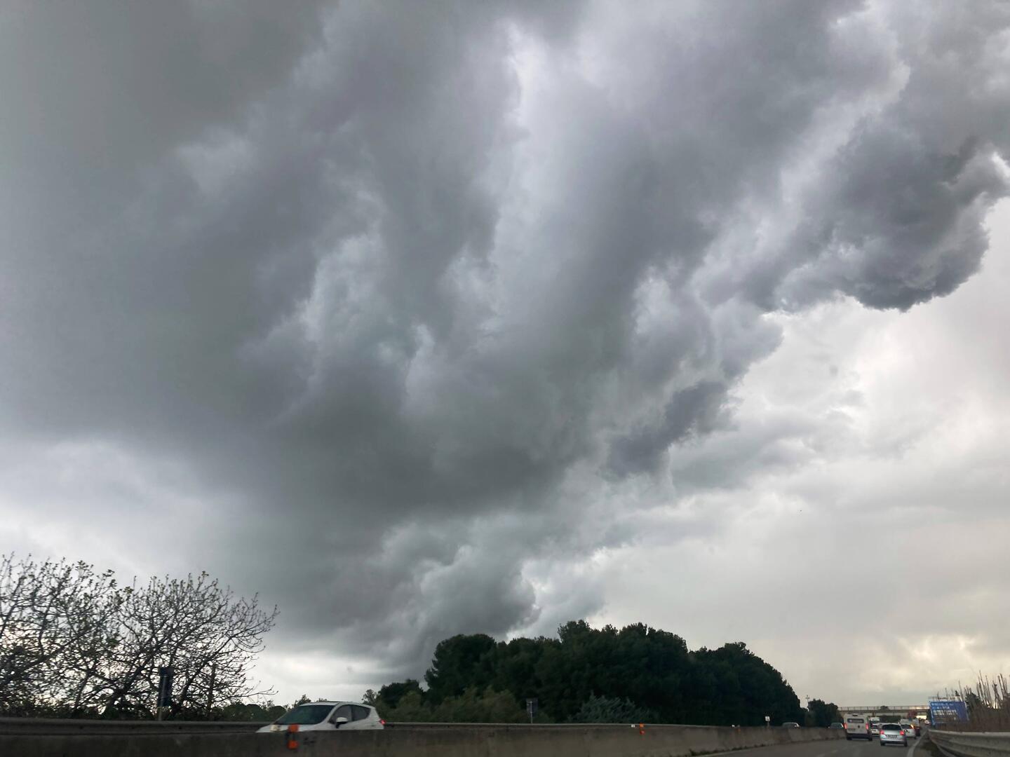 Auf dem Weg von Trani nach Bari - es zieht sich zu...