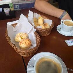 Pao de quejó 😍 Kleine, mit käse gefüllte Semmel. Gibt's überall und sind SAU lecker