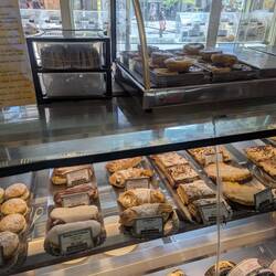 Statt Kuchenwagen sogar ganz nobel Süßes (auch) aus der Auslage 🍰