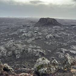 Viele kleine Krater im Boden