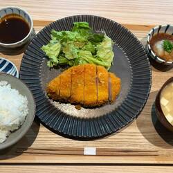 Vi sad så vi kunne følge med i kokkens arbejde og maden var 🤌🏼