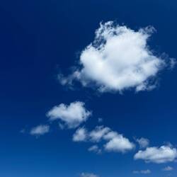 der Himmel sieht eigentlich sehr friedlich aus