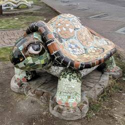 Keramikschildkröte auf Spielplatz