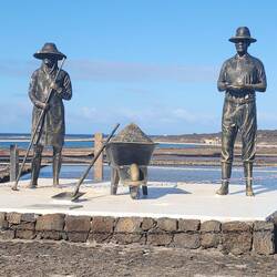 Estatua de Los Salineros y Salineras de Janubio