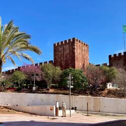 Das Schloss thront mächtig über der Stadt