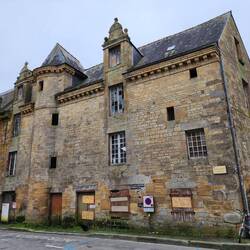 Grand townhouse built in 1667 by Arnaud Duthoya, a leading wine merchant