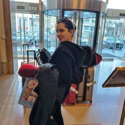 Ayse kann auch übermüdet posieren
