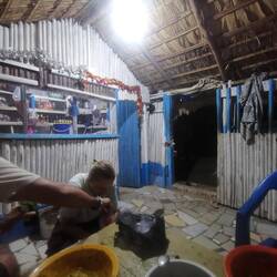 Der kleine Dorfladen, vor dem auch Essen verkauft wird