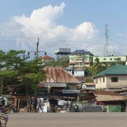 Am Stadtrand gibt es auch ein paar Häuser von Wohlhabenderen auf dem Hügel