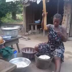 Hier wird Bango zubereitet - eine sehr kraftintensive Arbeit