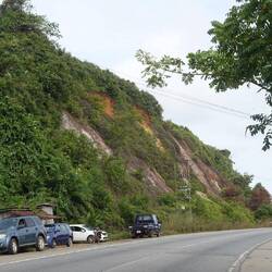 Zum Glück geht es nur an den Hügeln vorbei und nicht so viel oben drüber