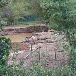 Hier wird nach Gold geschürft - viele Pumpen bringen Wasser, mit dem die Arbeiter Erde wegspülen