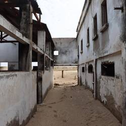 Der Sand verschluckt langsam die Gebäude...