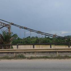 Eine alte Hängebrücke über dem Pra-River
