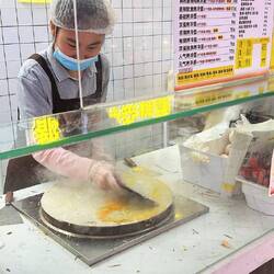 Jianbings werden auf einer heißen Platte gebacken
