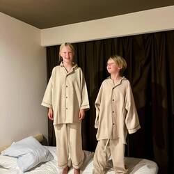Nyt hotel - ny pyjamas. Denne får ifølge børnene topkarakter 😁