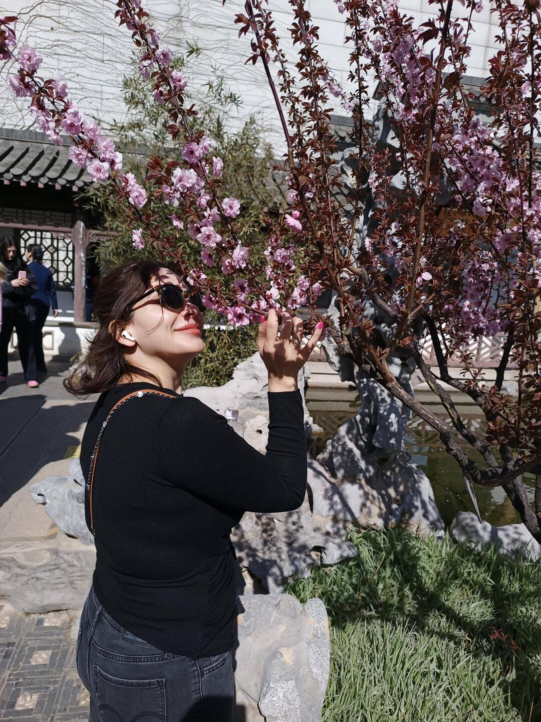 Schnuppern an Blüten ist ein beliebtes Fotomotiv