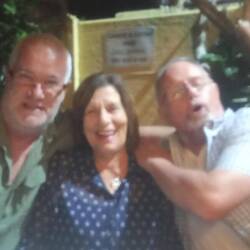 Rose between two thorns 🤣 Eddy and Roger