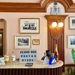 Das Café ist der Treffpunkt der noch lebenden Poeten