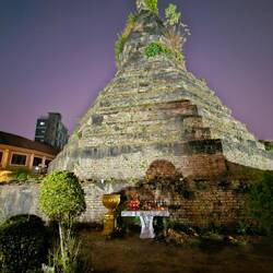 That Dam Stupa, in the center of the city