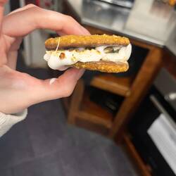 Und die Mädels meinten ich muss unbedingt mal Smores probieren, war ganz ok 🫣