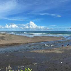 De ersti Strand wo mer in Canggu gfunde hend 🤔😅