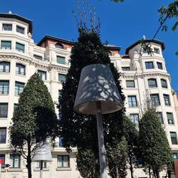 Mit den Lampen wirkt der kleinere Platz wie ein Wohnzimmer.