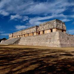 Gouverneurspalast 187m lang, 170m breit, 98m hoch