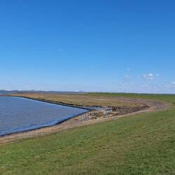 Auf der anderen Dollardseite sieht man Emden.